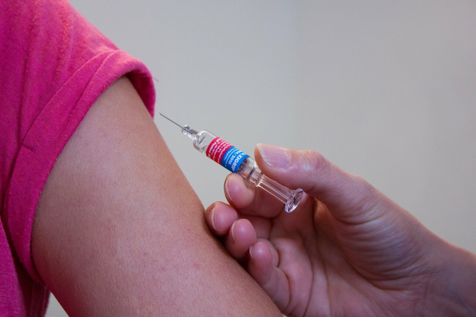 Impfung im Oberarm